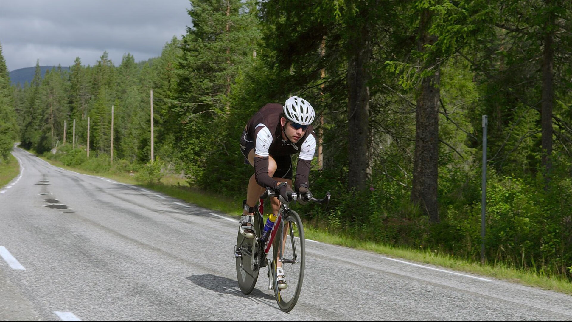 户外拓展“信任背摔”集体测试 增强团队默契